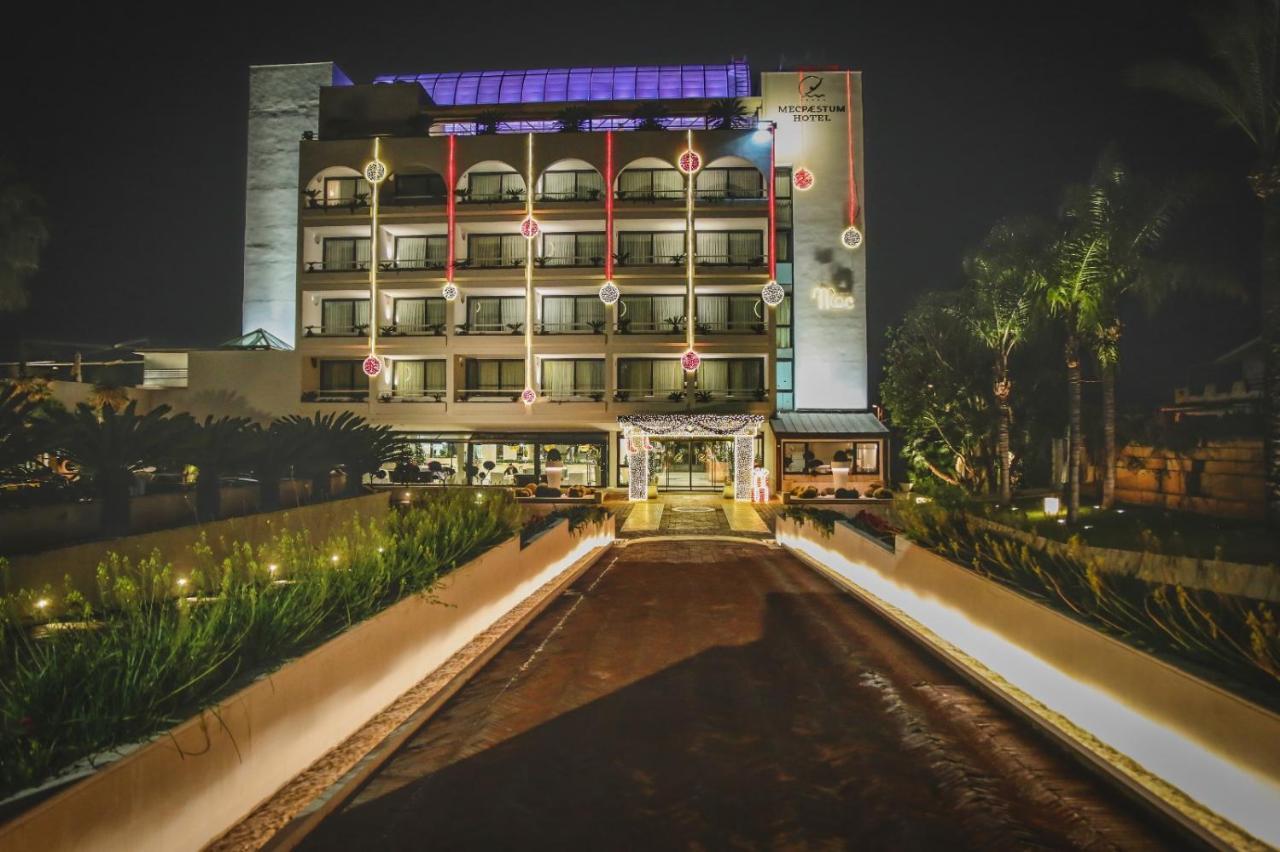 Mec Paestum Hotel Esterno foto The hotel at night