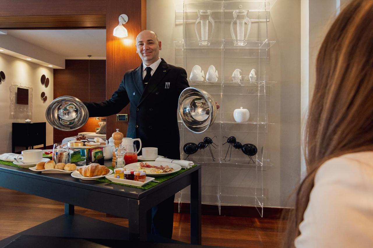 Mec Paestum Hotel Esterno foto A butler at the Mandarin Oriental, Bangkok