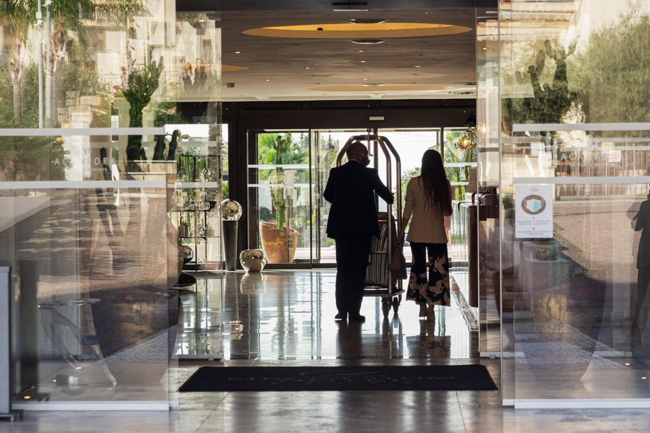 Mec Paestum Hotel Esterno foto A doorman holding the door open for a guest