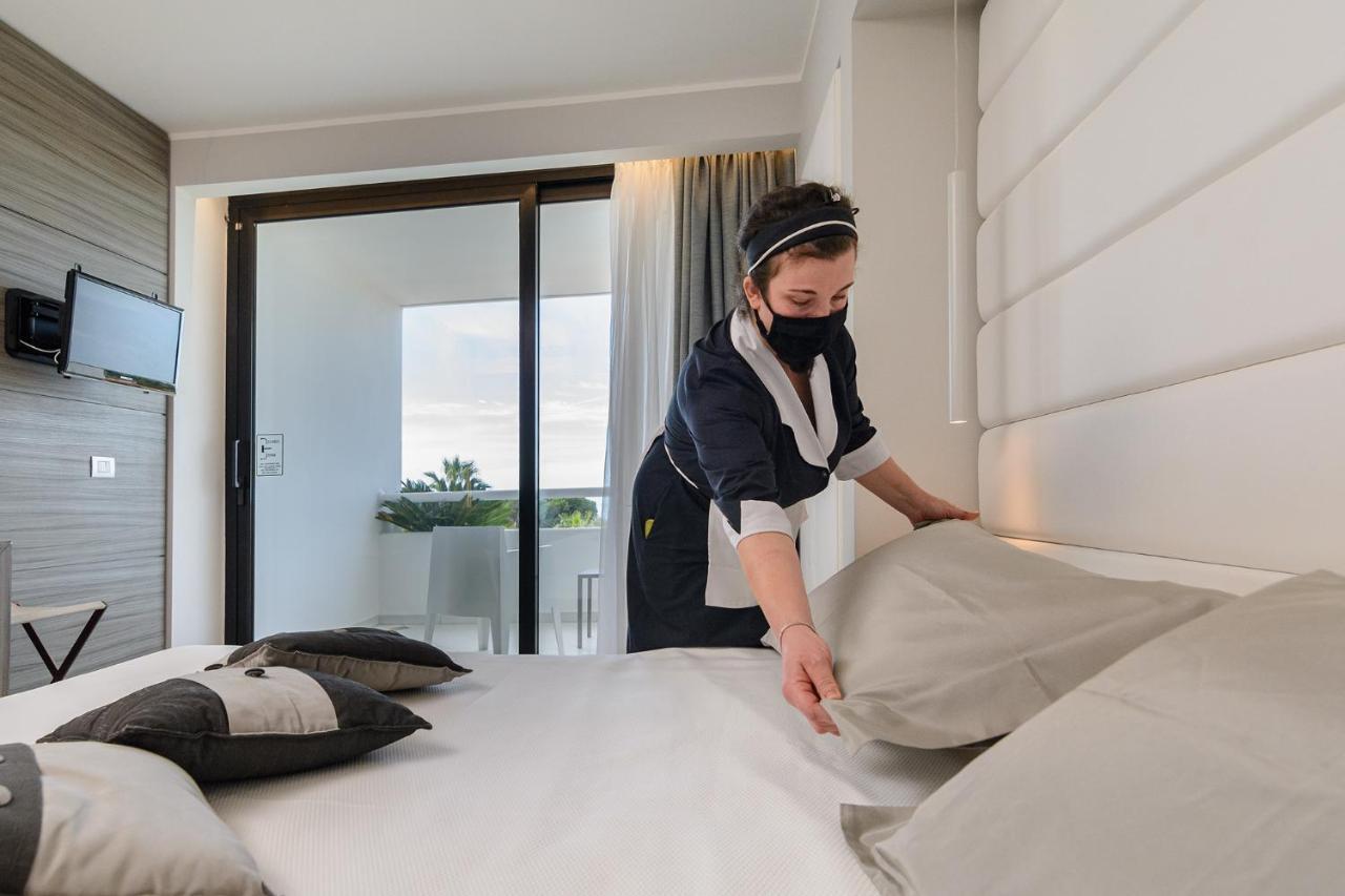 Mec Paestum Hotel Esterno foto A chambermaid making a bed