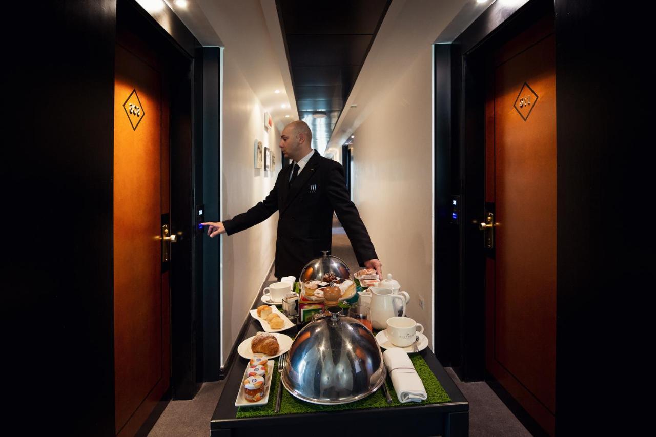 Mec Paestum Hotel Esterno foto A room service attendant delivering food to a hotel room
