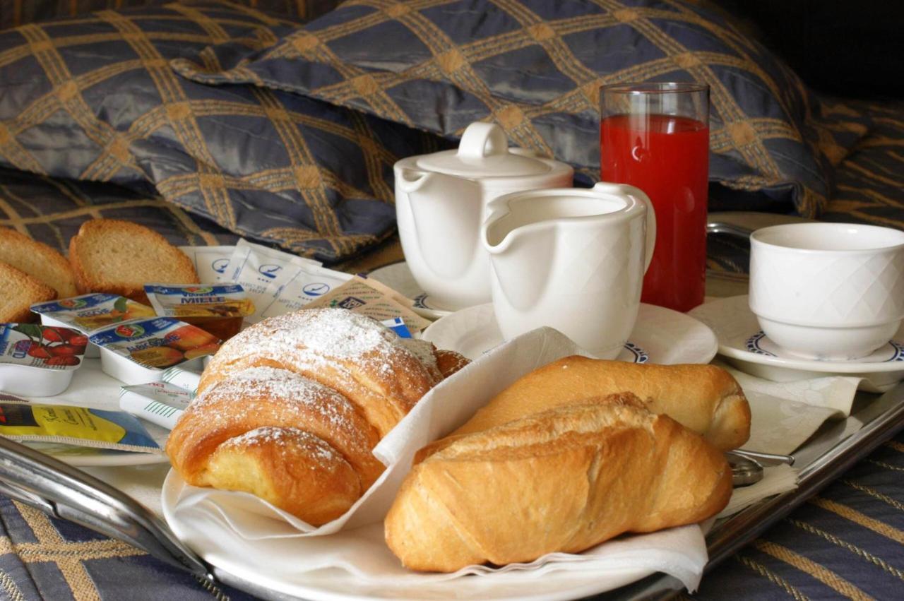 Mec Paestum Hotel Esterno foto A typical room service breakfast