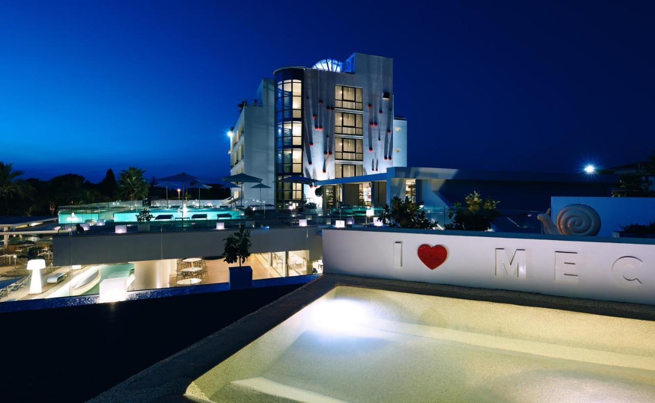 Mec Paestum Hotel Esterno foto The hotel at night