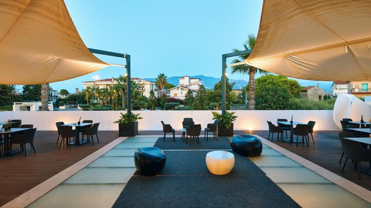 Mec Paestum Hotel Esterno foto The hotel's rooftop bar