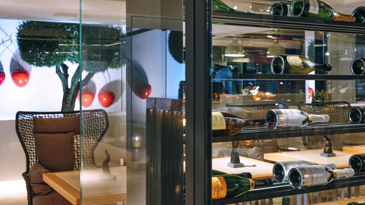 Mec Paestum Hotel Esterno foto Wine display at the restaurant