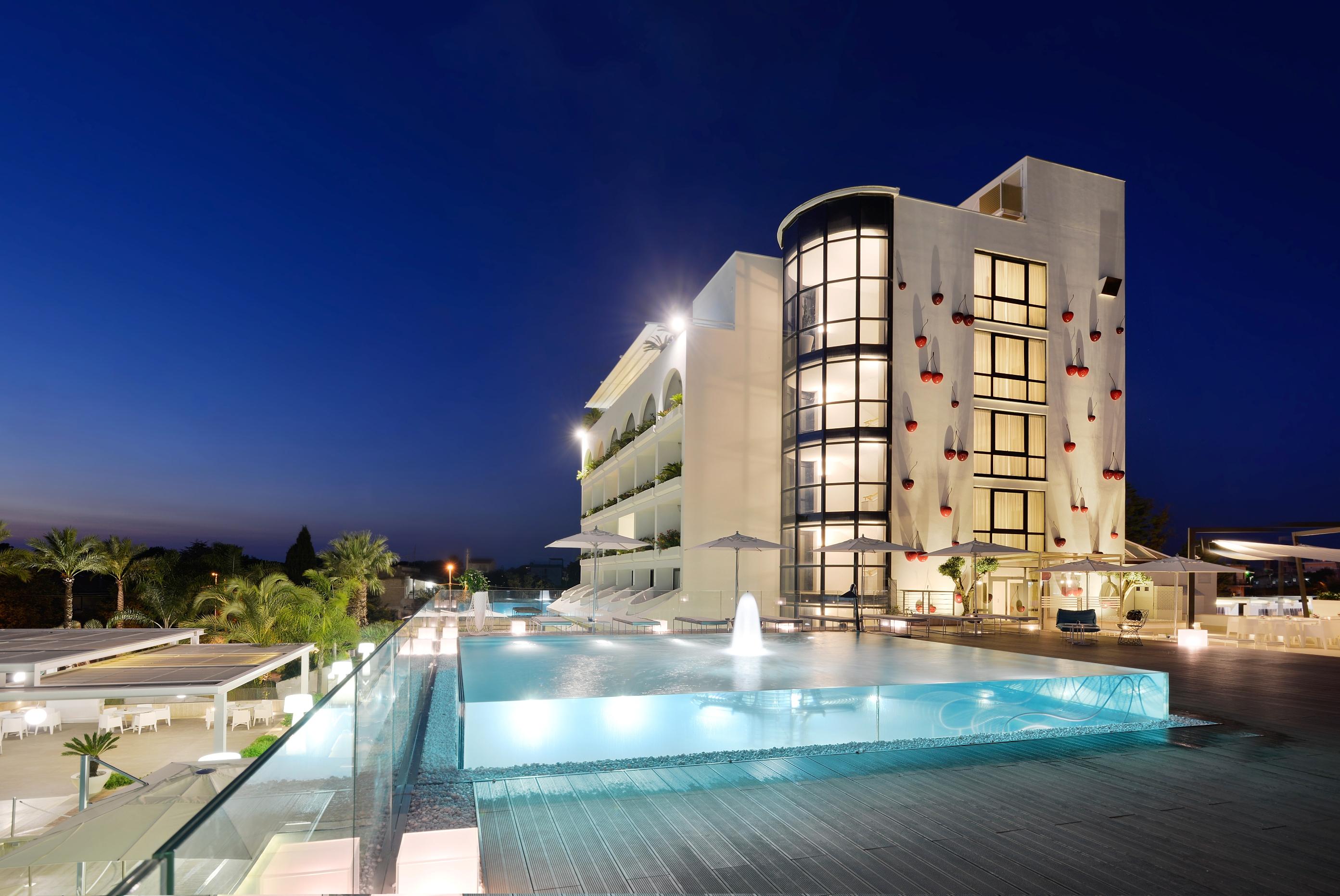 Mec Paestum Hotel Esterno foto The hotel at night
